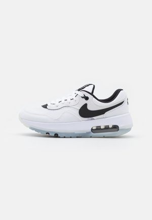 Baskets Nike Air Max blanches avec logo noir, doublure intérieure noire, lacets blancs et coussin d'air visible dans la semelle, vue de profil.