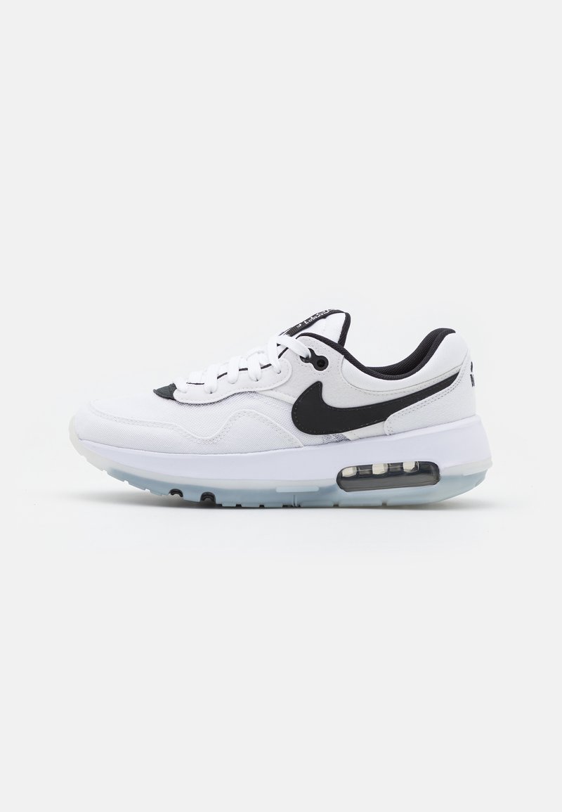 Baskets Nike Air Max blanches avec logo noir, doublure intérieure noire, lacets blancs et coussin d'air visible dans la semelle, vue de profil.
