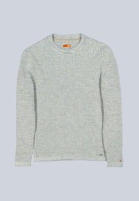 Hellgrauer, gerippter Strickpullover mit langen Ärmeln, rundem Halsausschnitt und kleinem Logo-Patch am Saum. Weiche Textur mit subtilen Farbvariationen.