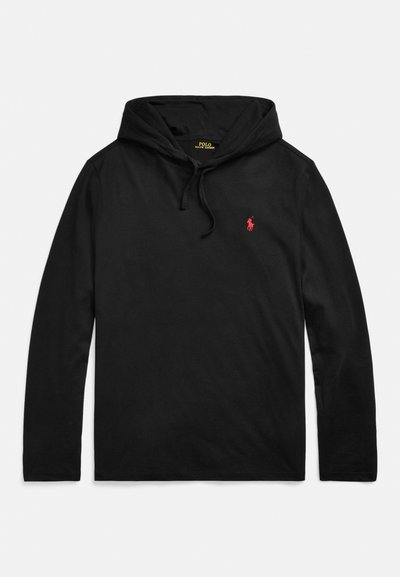 Svart långärmad hoodie i bomull, med dragsko i huvan och en liten röd logga på vänster bröst.