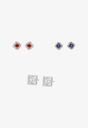 Három pár stift fülbevaló: az egyik pár piros kövekkel és ezüst körvonallal, a másik pár kék kövekkel és ezüst körvonallal, a harmadik pár pedig áttetsző kövekkel négyzet alakú foglalatban.