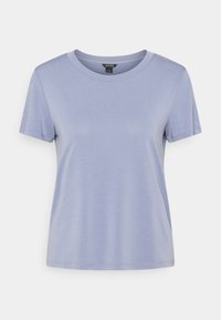 Ljusblå kortärmad t-shirt av slätt tyg; har en rund halsringning och enkel, ren design utan mönster eller detaljer.