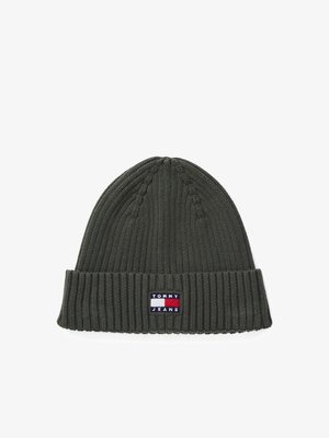 Grøn strikket hue med ribbet kant, der har et lille mærke med "TOMMY JEANS" logo i rød, hvid og blå.