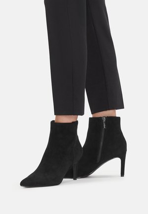 Gležnjarji z visoko peto - black