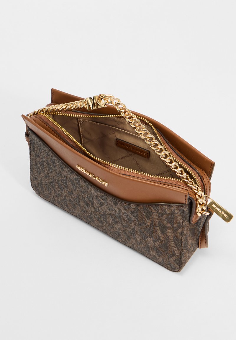 Braune Leder-Clutch mit gemustertem Canvas, goldener Kettenriemen, Reißverschluss und Innenfach. Auf beiden Seiten mit Logo versehen.