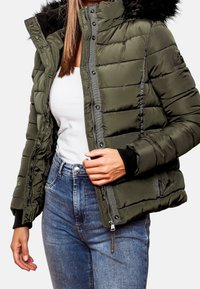 Olivengrøn puffjakke med en hætte foret med imiteret pels, quiltet tekstur, frontlynlås og trykknapper. Har ribkantede ærmeafslutninger og sidelommer.