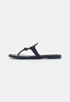 Tongs bleu marine en matériau tissé, avec une semelle plate, des sangles tressées et un détail en nœud entre les orteils pour un ajustement sûr.