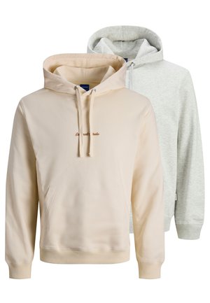 Due felpe esposte; una in beige chiaro con tasca frontale e testo ricamato, l'altra in grigio chiaro con vestibilità rilassata.