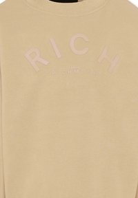 Felpa beige chiaro con un logo testurizzato "RICH" in rosa e il testo "john RICHMOND" sottostante, con design classico a girocollo.