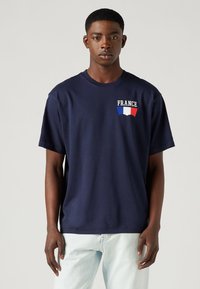 Levi's® FOOTBALL FAN TEE UNISEX - Marškinėliai su spaudiniu - navy blazer