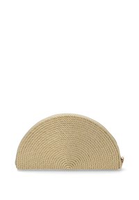 Neceser beige de forma redondeada, hecho de material tejido, con un patrón en espiral texturizado y cierre de cremallera, con un acento metálico para el tirador de la cremallera.