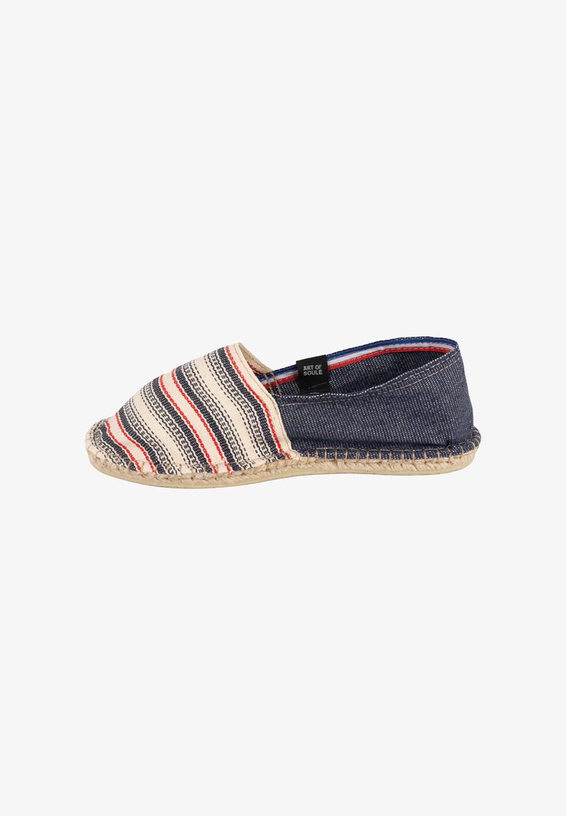 Chaussure espadrille avec une tige en tissu rayé crème et marine, une semelle en jute tressé et un bout arrondi. Présente des accents rouges et une conception sans lacets.