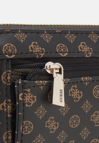 Guess EMILEE LARGE ZIP AROUND - Portafoglio - mocha
