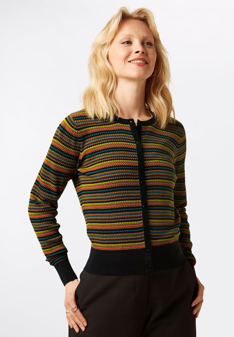 Randig cardigan i grön, röd och blå, med svart ribbad nederkant och ärmslut, hel knapplist och en texturerad stickningsdesign.