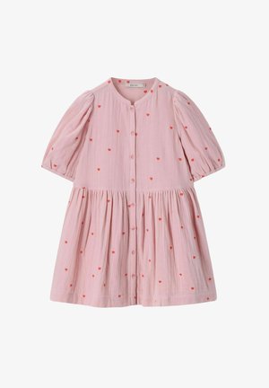 Robe rose pour tout-petit avec motifs de cœurs rouges, manches bouffantes, fermeture à boutons devant et taille froncée pour une coupe ample et fluide.