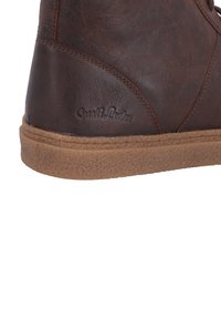 Braune Leder-Ankle-Boots mit einer strukturierten Oberfläche, Gummisohle und eingeprägtem Markenlogo. Verfügt über tonale Nähte und eine abgerundete Form.
