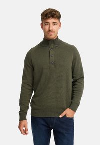 Khaki grøn pullover sweater med høj krave, fem knaplukninger, ribbede manchetter og kant, lavet af et struktureret strikket stof.
