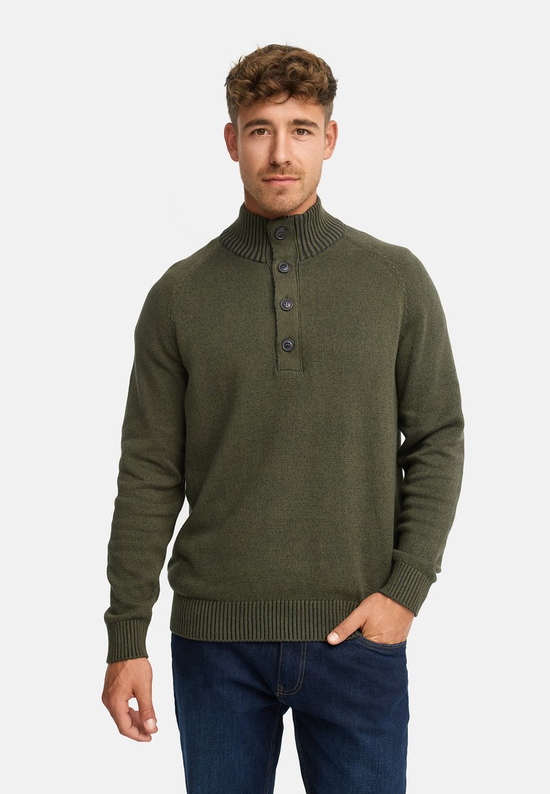 Khaki grøn pullover sweater med høj krave, fem knaplukninger, ribbede manchetter og kant, lavet af et struktureret strikket stof.