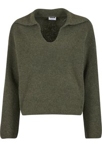 Zielony sweter dziany z prążkowaną teksturą, szerokim dekoltem w serek i krótkimi, podwiniętymi rękawami. Prosty design bez wzorów i widocznych elementów metalowych.