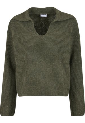 Grønn strikkegenser med ribbestruktur, bred V-hals og korte, oppbrettede ermer. Enkel design uten mønstre eller synlige detaljer.