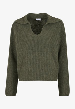 Zielony sweter dziany z prążkowaną teksturą, szerokim dekoltem w serek i krótkimi, podwiniętymi rękawami. Prosty design bez wzorów i widocznych elementów metalowych.