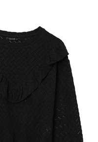 Top nero con un motivo zigzag testurizzato, colletto volant e scollatura rotonda. Il tessuto ha una leggera trasparenza ed è realizzato con un design leggero.