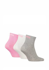 Drei Paar Knöchelsocken: eine pinke, eine weiße und eine graue. Jede hat gerippte Bündchen und zeigt ein Logo in kontrastierender Farbe.