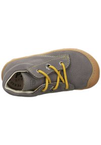 Scarpa in pelle grigia con lacci gialli, punta rotonda e suola in gomma marrone. Presenta occhielli d'argento e dettagli in cucitura bianca.