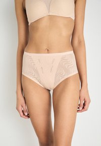 Beżowe majtki typu high-waist, wykonane z miękkiego, przezroczystego materiału z falistym wzorem i gładką gumką w talii.