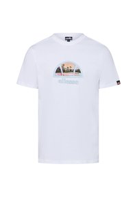 Camiseta de algodón blanca con escote en V, que presenta una colorida impresión gráfica de paisajes y palmeras, con el texto "ellesse" debajo del diseño.