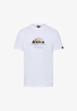 T-shirt bianca in cotone con scollo a V, caratterizzata da una stampa grafica colorata di paesaggi e palme, con il testo "ellesse" sotto il design.