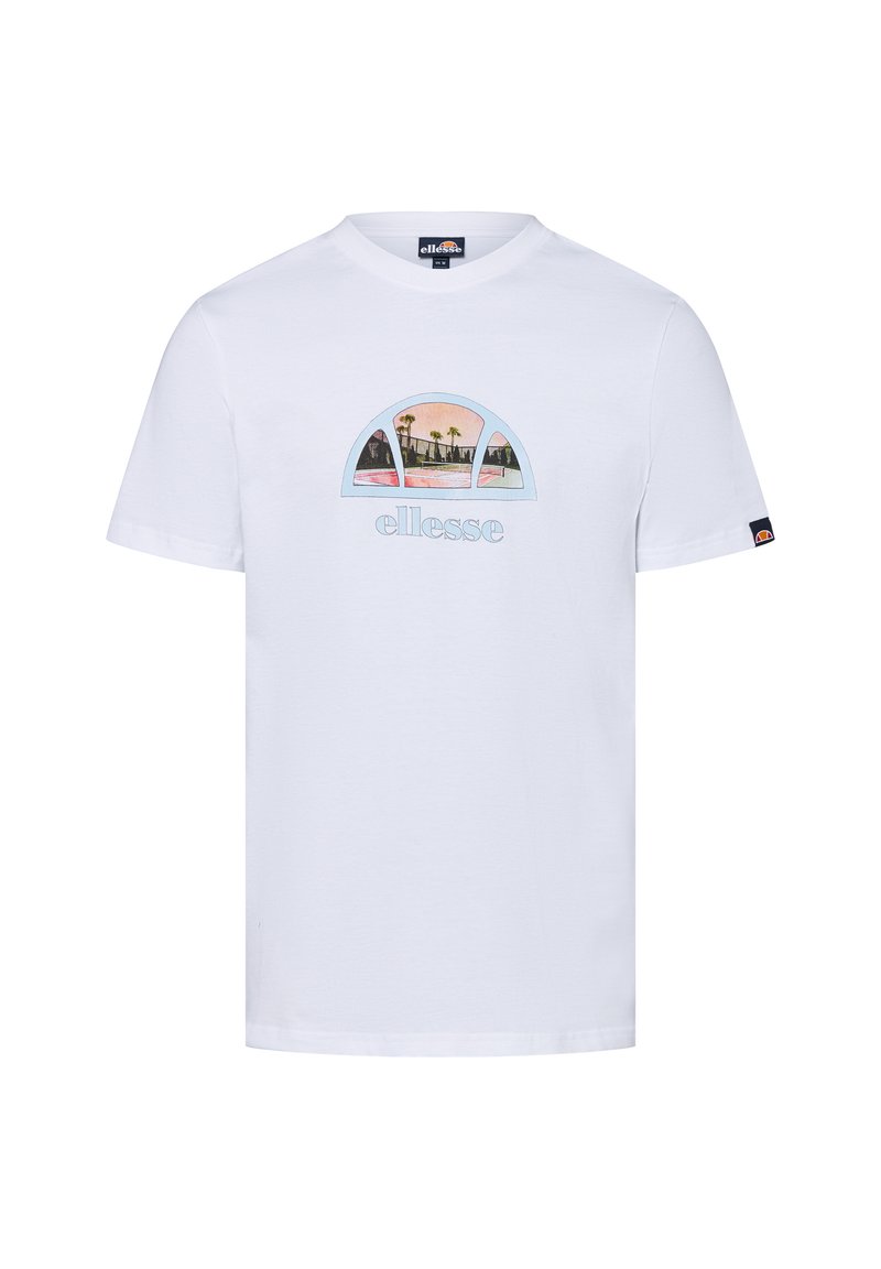 Camiseta de algodón blanca con escote en V, que presenta una colorida impresión gráfica de paisajes y palmeras, con el texto "ellesse" debajo del diseño.