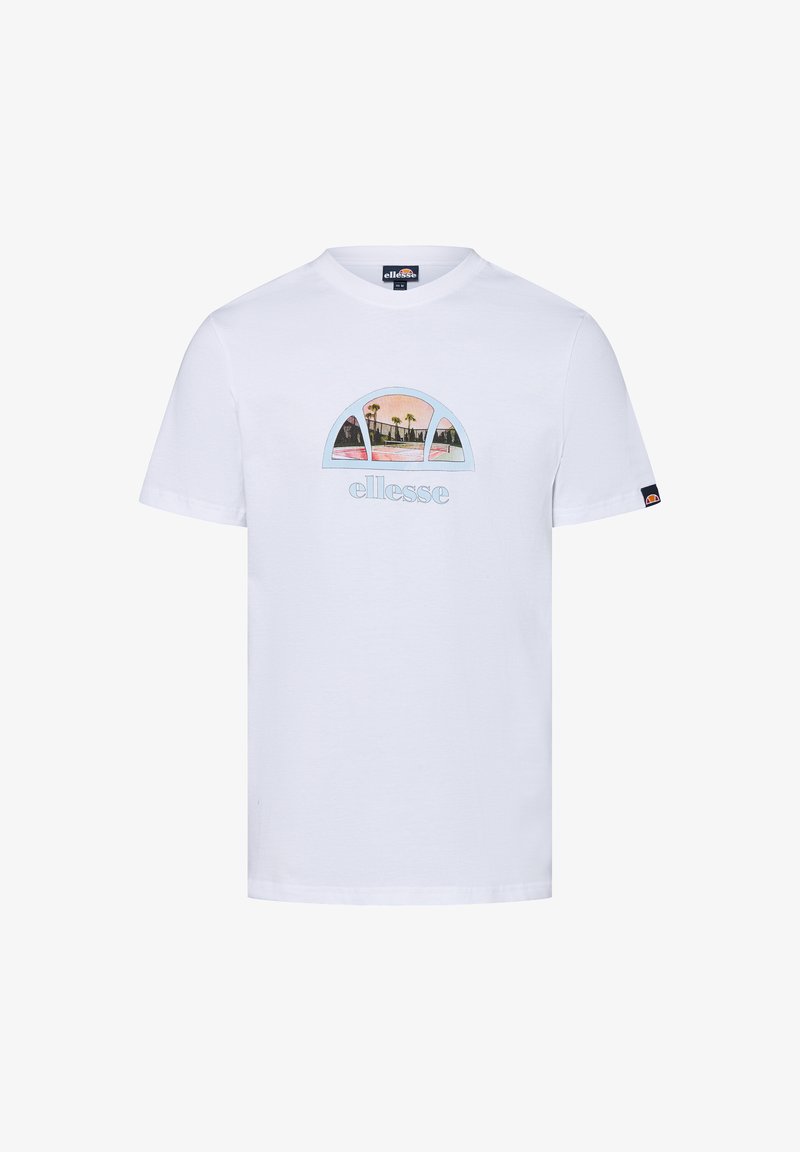 Camiseta de algodón blanca con escote en V, que presenta una colorida impresión gráfica de paisajes y palmeras, con el texto "ellesse" debajo del diseño.