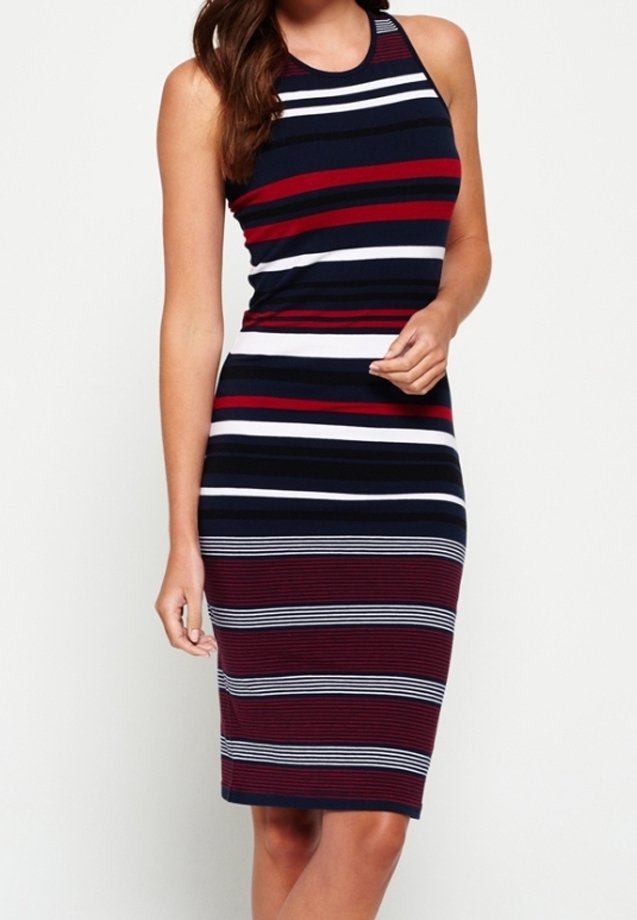 Hihaton, istuva midimekko, jossa on vaakasuoria raitoja tummansinisesssä, punaisessa ja valkoisessa. Sujuva neulekangas, jossa on ribbitekstuuri.