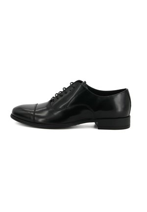 Scarpa Oxford da uomo in pelle nera con lacci chiusi, punta a cappuccio e tacco basso, mostrata di profilo su sfondo bianco.