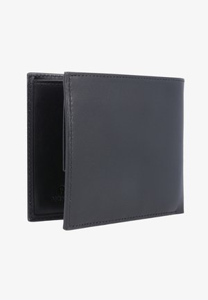 Cartera de cuero negro con una textura suave, diseño de doble pliegue y costuras visibles. Presenta ranuras para tarjetas y un interior espacioso.