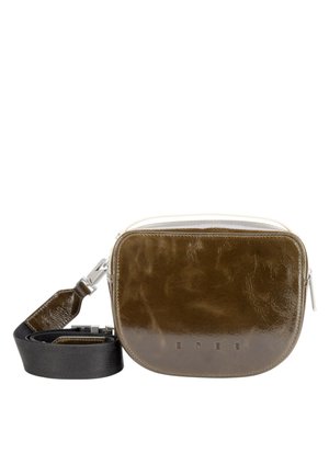 Borsa a tracolla compatta in pelle marrone lucida con bordi arrotondati e larga tracolla nera regolabile con fibbia argento.
