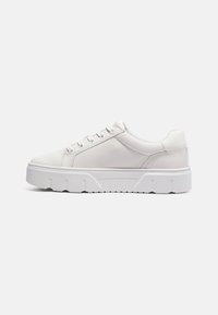 Hvit sneaker laget av glatt skinn med en tykk hvit gummisåle, rund tå og runde snørebånd. Minimalistisk design med rene linjer.