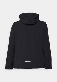 Černá mikina s kapucí, která má hladký povrch, nastavitelnou kapuci a reflexní pruh na zádech pro lepší viditelnost. Bez viditelných log nebo vzorů.