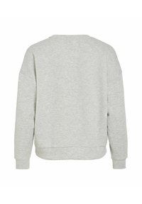 Grå genser med myk tekstur, løs passform, rund hals og skuldersømmer som faller ned. Har ribbestrikkede mansjetter og kant.