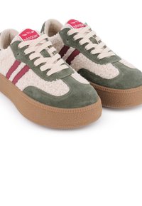 Las zapatillas verdes y crema presentan una parte superior texturizada, detalles en ante y franjas en color burdeos. Tienen una suela gruesa de goma y cordones beige.