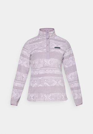 Fleece-pullovari vaaleanlilassa, valkoisella kuosisuunnittelulla, seisomakaulus ja kolme nappia. Rinnassa logo.