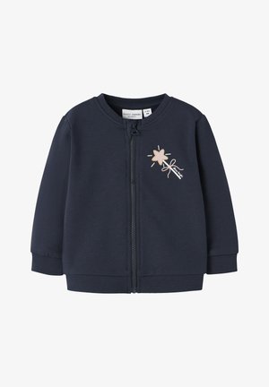 Chaqueta azul marino con cremallera, fabricada en mezcla de algodón con puños y dobladillo acanalados. Presenta un bordado de varita estrellada en rosa y dorado en el lado izquierdo del pecho.