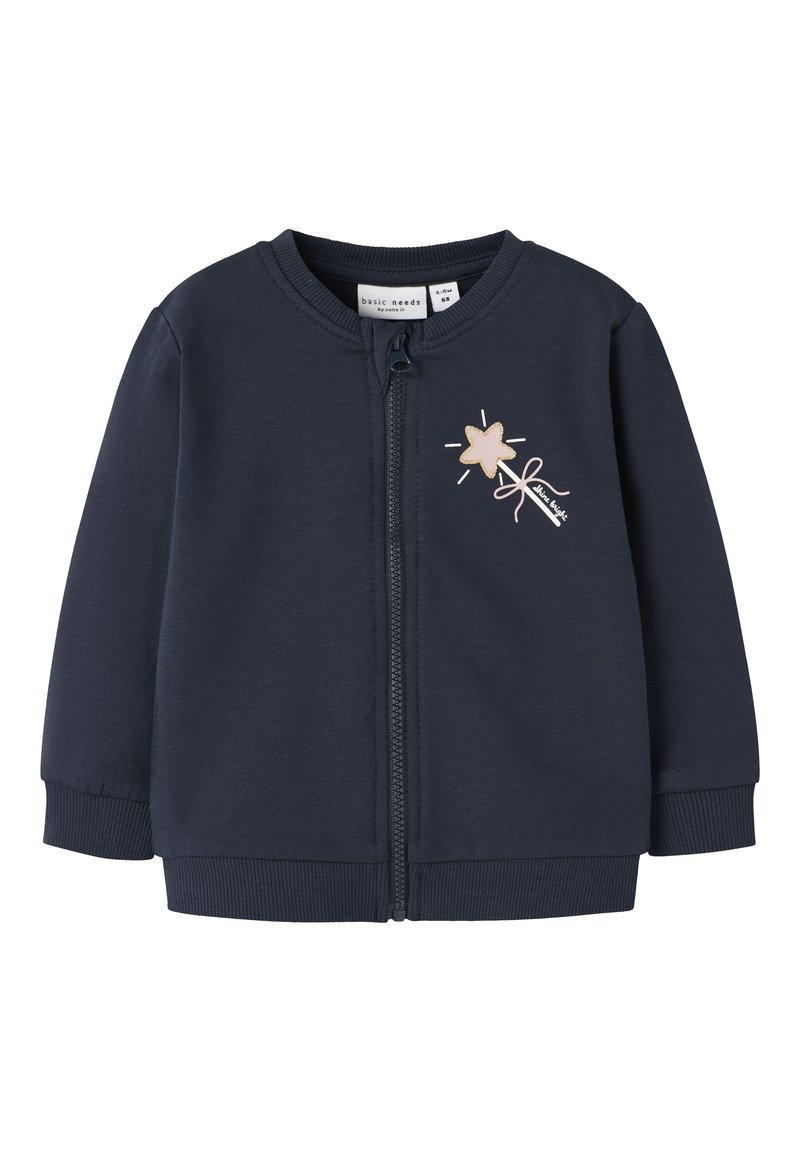 Chaqueta azul marino con cremallera, fabricada en mezcla de algodón con puños y dobladillo acanalados. Presenta un bordado de varita estrellada en rosa y dorado en el lado izquierdo del pecho.