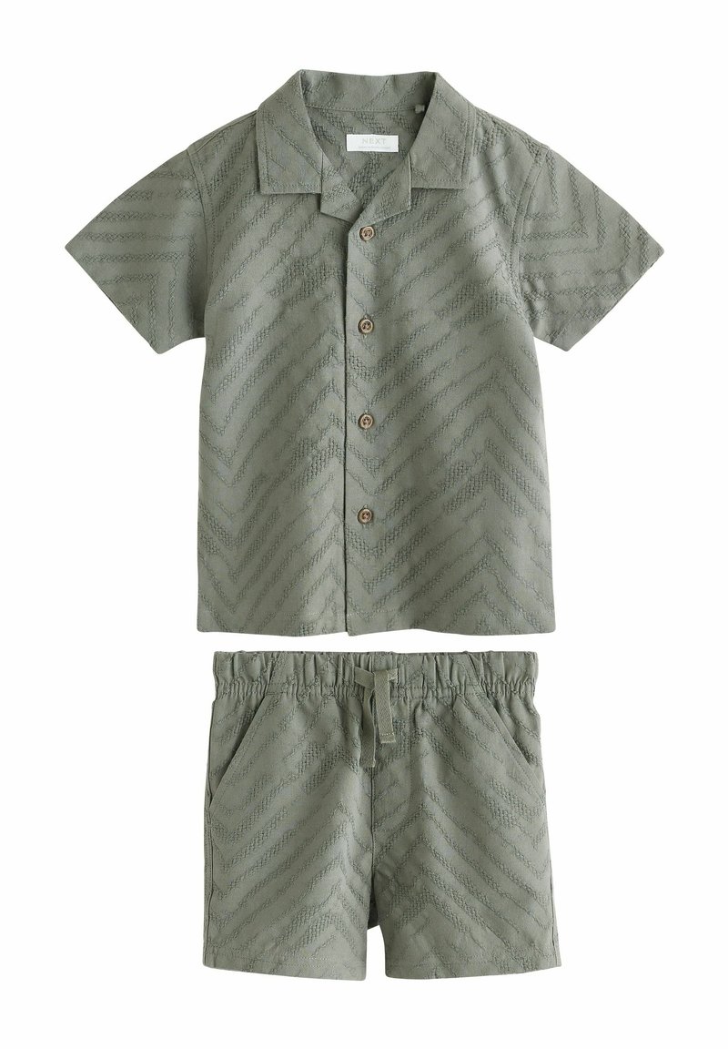 Next - SHORT SLEEVES REVERE COLLAR TEXTURE SET - Kratke hlače - khaki green, Povečajte