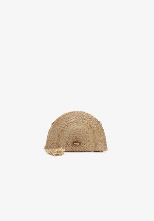 Sac à main en paille tressée, forme demi-lune, couleur beige naturel, avec un pompon sur le côté et des accessoires dorés avec détail de logo.