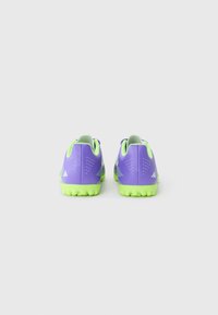 Paarse sportschoenen met een textuur bovenwerk, groene accenten en duidelijke antislipzolen. Beschikt over een gestroomlijnd ontwerp en geperforeerde details.