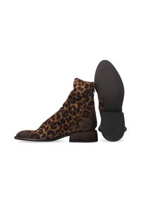 Ankelstøvler i leopardprint lavet af ruskind, med rund tå, lav stablet hæl og slouchy design. Sort gummiydersål for godt greb.