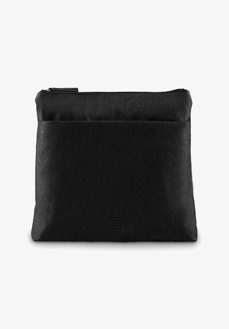 Schwarze Stofftasche mit glatter Textur, Reißverschlussverschluss und einer Fronttasche. Mit einem dezenten Logo am Boden. Kompakte, rechteckige Form.