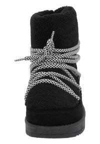 Calzado negro con un upper texturizado y suave, y un diseño de cordones en blanco y negro contrastante, que presenta una suela plana de goma.